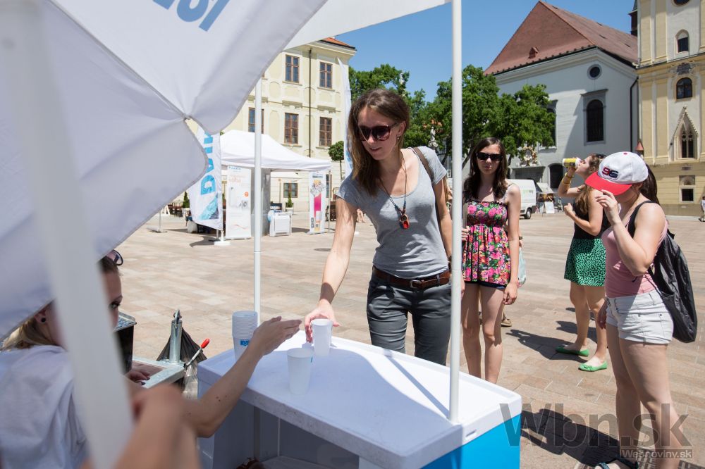 Bratislavu v horúčavach schladí cisterna s pitnou vodou