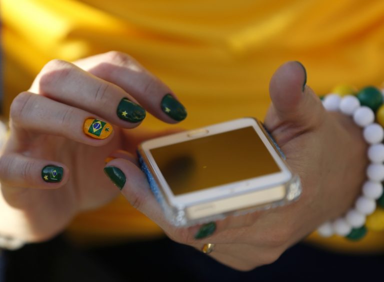 Brazilia nechty nailart mobil telefon sms