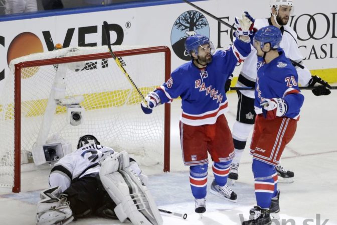 Finále NHL bude pokračovať, 'králi' nevyužili prvý mečbal