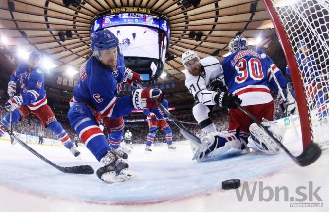 Finále NHL bude pokračovať, 'králi' nevyužili prvý mečbal
