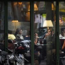 Fotograf Peter Župník vydal bedeker po kaviarňach Paríža