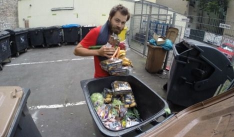Lahôdky z koša: Muž na ceste po Európe je len vyhodené jedlo