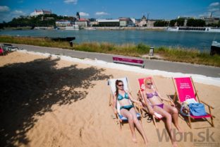 Leto je tu, na nábreží Dunaja otvorili mestskú pláž