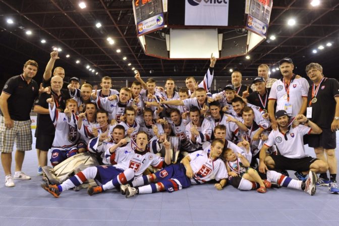Mladí slovenskí hokejbalisti získali zlato na MS