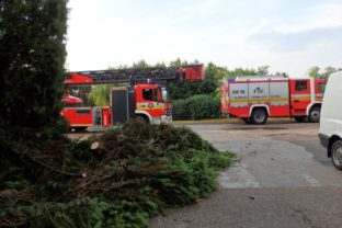Na Slovensku opäť zúrila búrka, živel strhol káble aj stromy