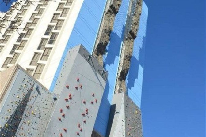 Najvyššia lezecká stena na svete sa šplhá po okraji hotela