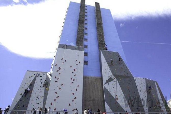 Najvyššia lezecká stena na svete sa šplhá po okraji hotela