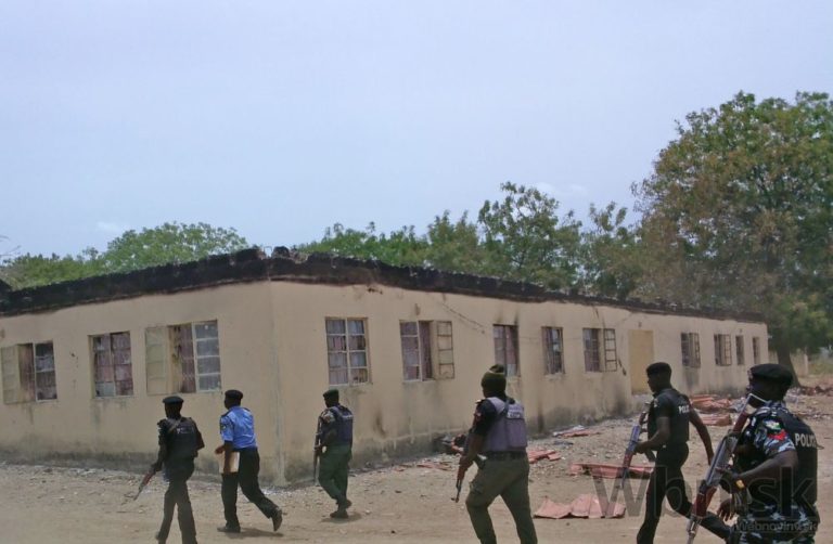 Nigeria vojaci ozbrojenci unos