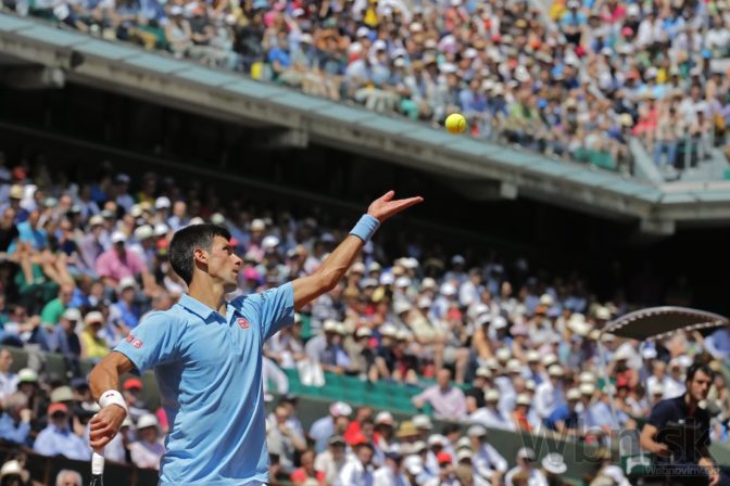 Novak Djokovič zvíťazil v úvodnom piatkovom semifinále v Paríži nad Lo