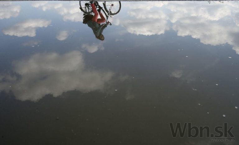 Pocasie leto bicykel dazd mlaka cyklista