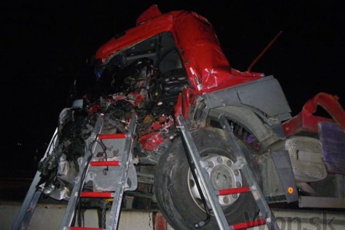 Pri nehode zomrel kamionista, havarovala aj tehotná vodička