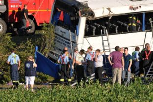 Pri Piešťanoch havaroval autobus plný detí