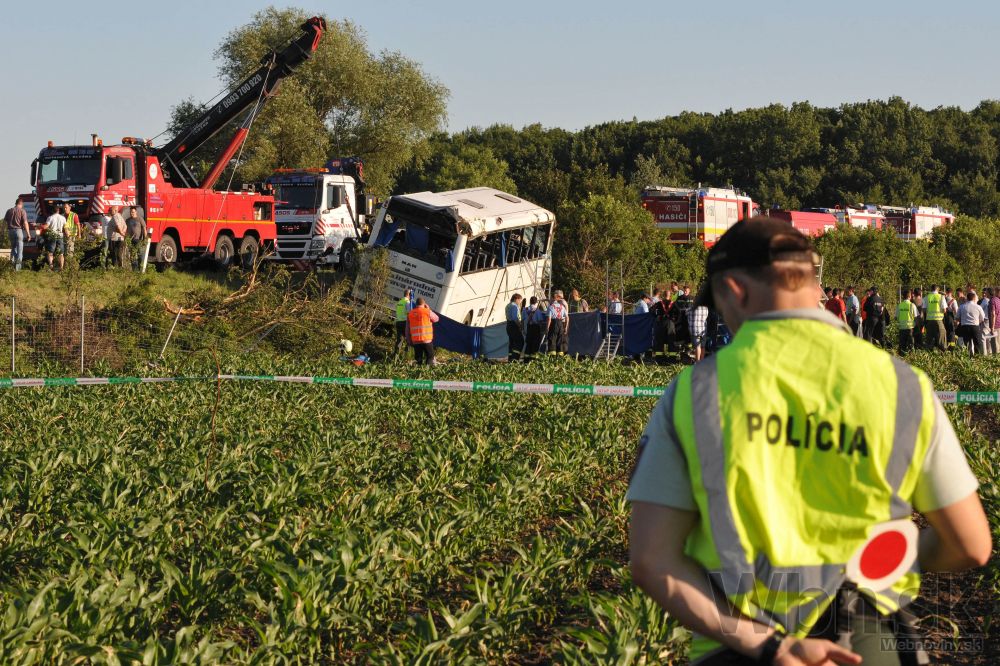 Pri Piešťanoch havaroval autobus plný detí