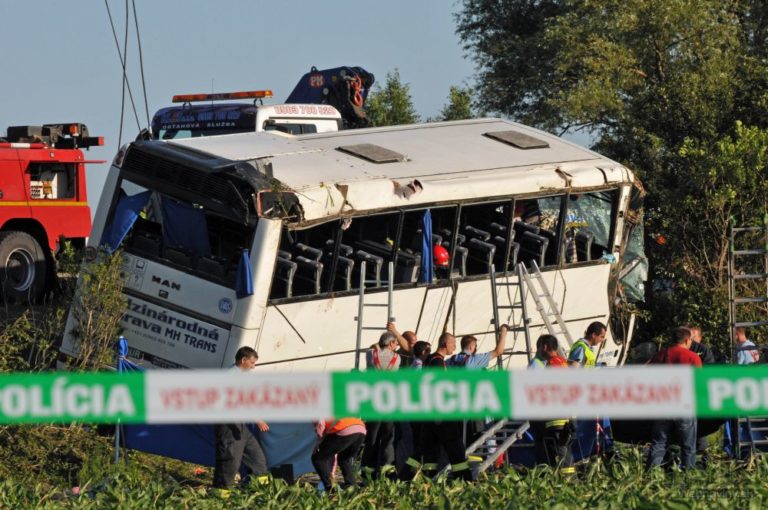 Pri Piešťanoch havaroval autobus plný detí
