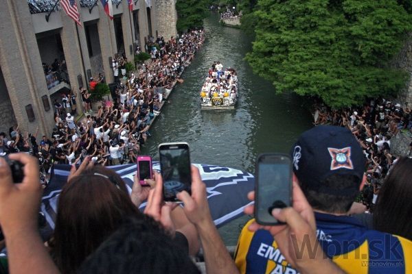 San Antonio oslavovalo piaty titul NBA na rieke