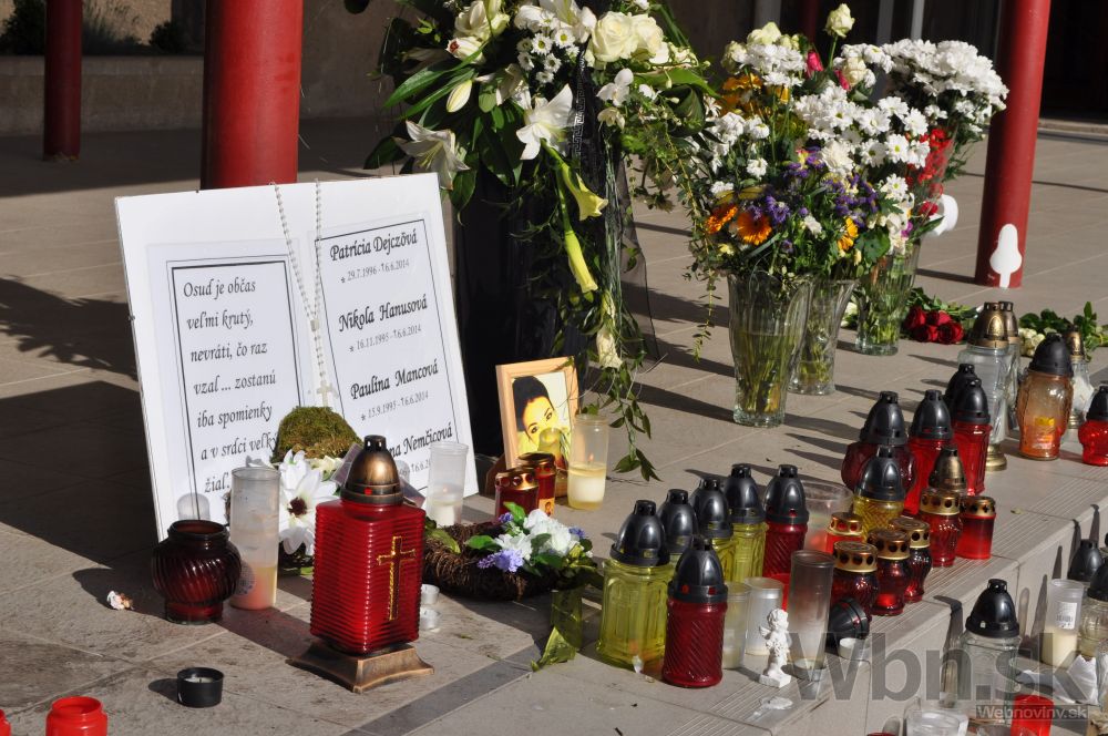 Škola detí z tragickej nehody autobusu zahalili farby smútku