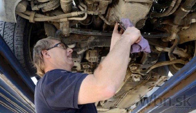 Slepý muž sa úspešne vyučil za automechanika, pomáha mu hmat