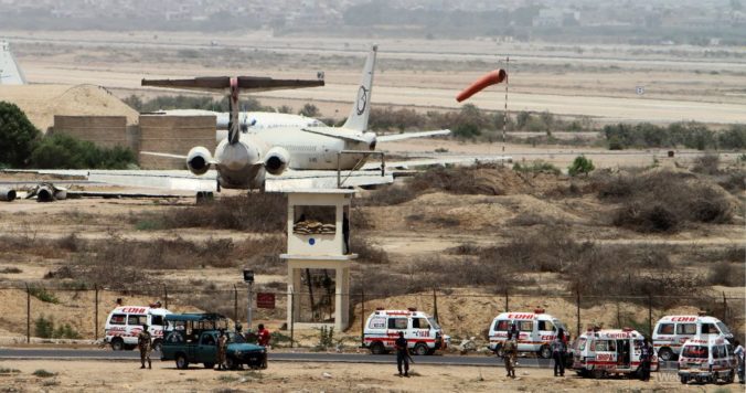 Taliban zaútočil na letisko v Karáčí, spôsobil masakru