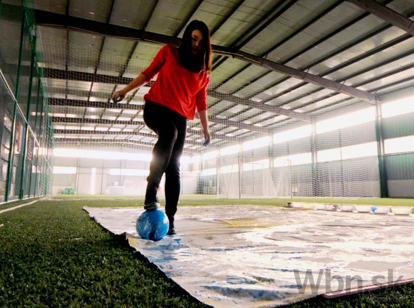 Umelkyňa maľuje futbalovou loptou, zvečnila tváre šampionátu
