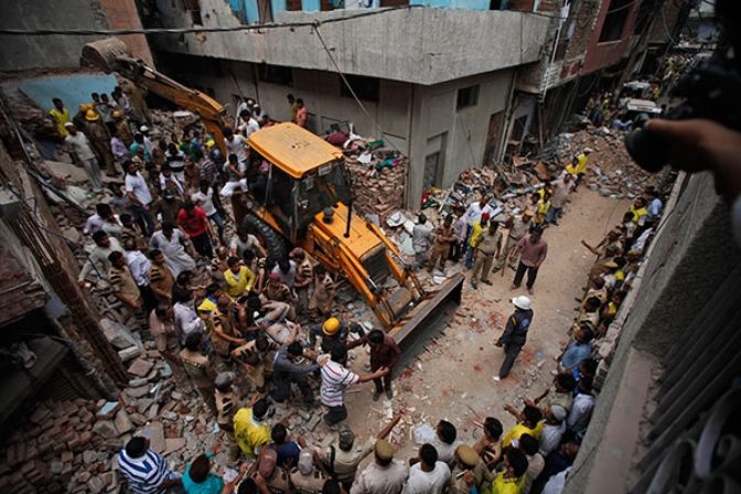 V Indii sa zrútili dve budovy, obeťami sú aj deti