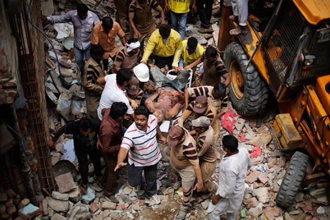 V Indii sa zrútili dve budovy, obeťami sú aj deti