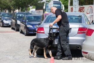 V parlamente ohlásili bombu, budovu prehľadávali policajti