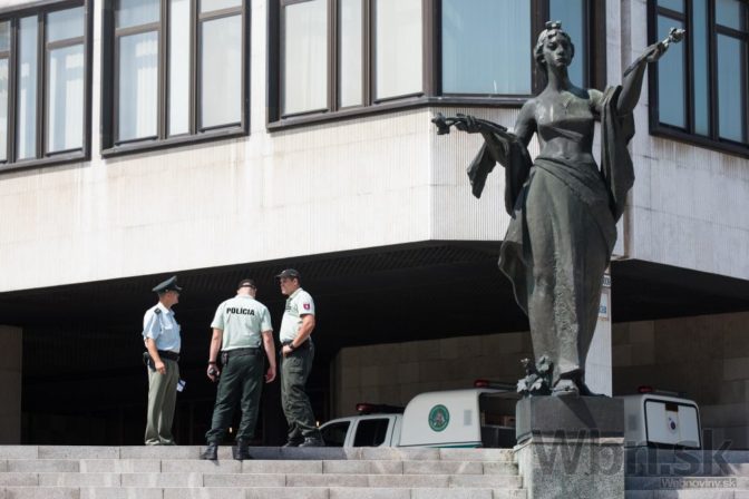 V parlamente ohlásili bombu, budovu prehľadávali policajti