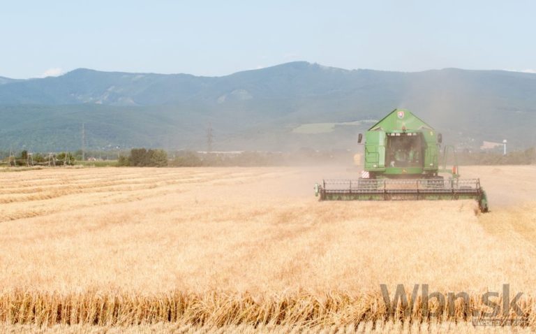 Zatva pole obilie polnohospodarstvo traktor