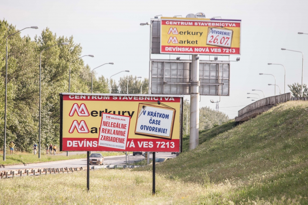 Bratislava označila ilegálne bilbordy nálepkami