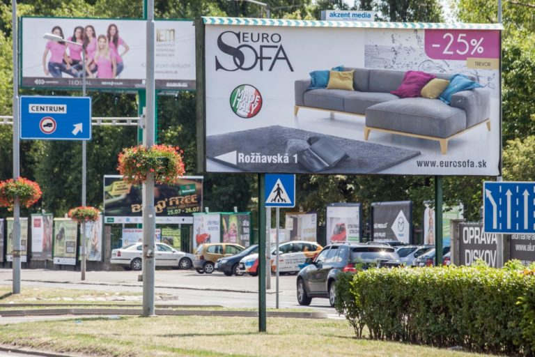 Bratislava označila ilegálne bilbordy nálepkami