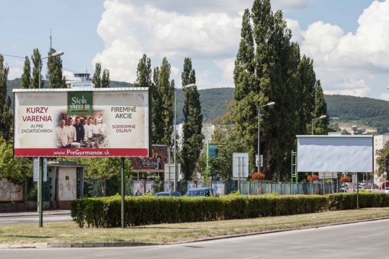 Bratislava označila ilegálne bilbordy nálepkami