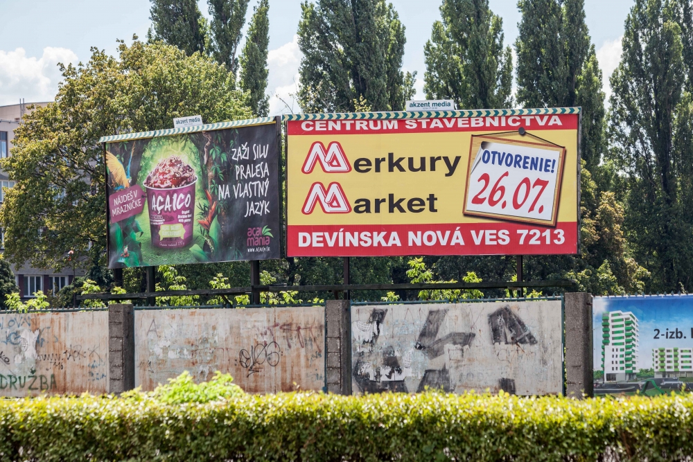 Bratislava označila ilegálne bilbordy nálepkami