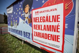 Bratislava označila ilegálne bilbordy nálepkami
