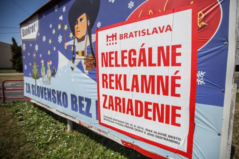 Bratislava označila ilegálne bilbordy nálepkami