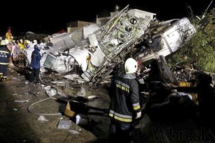 Desiatky mŕtvych pri páde lietadla na Taiwane.