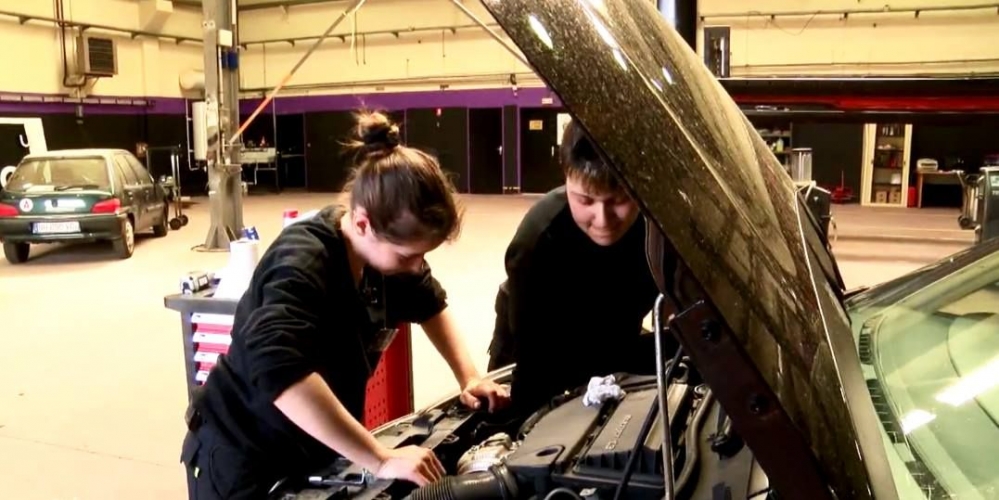 Francúzsko otvorilo autoservis pre dámy, zamestnáva len ženy