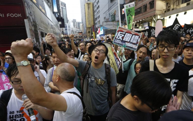 Hongkong chce demokraciu, pol milióna ľudí vyšlo do ulíc