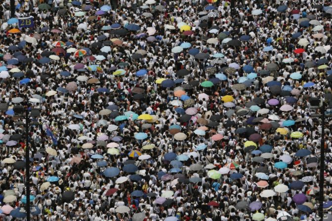 Hongkong chce demokraciu, pol milióna ľudí vyšlo do ulíc