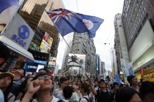 Hongkong chce demokraciu, pol milióna ľudí vyšlo do ulíc