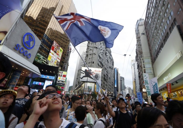 Hongkong chce demokraciu, pol milióna ľudí vyšlo do ulíc