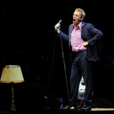 Hugh Laurie a Copper Bottom Band postavili na nohy NTC