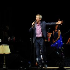 Hugh Laurie a Copper Bottom Band postavili na nohy NTC