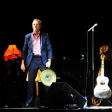 Hugh Laurie a Copper Bottom Band postavili na nohy NTC