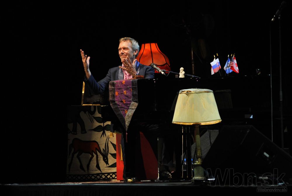 Hugh Laurie a Copper Bottom Band postavili na nohy NTC