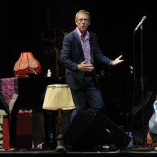 Hugh Laurie a Copper Bottom Band postavili na nohy NTC