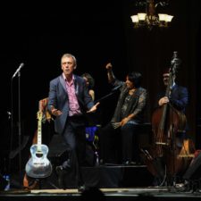 Hugh Laurie a Copper Bottom Band postavili na nohy NTC