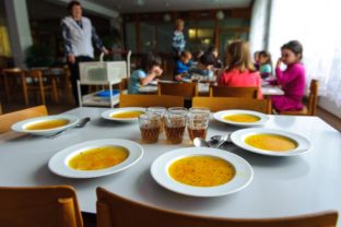 Školské jedálne budú môcť požiadať o príspevok na nové vybavenie vo výške od tritisíc do päťtisíc eur.