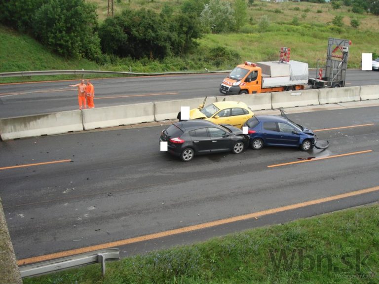 Na D1 pri Bratislave sa zrazilo sedem áut, kamión zhorel