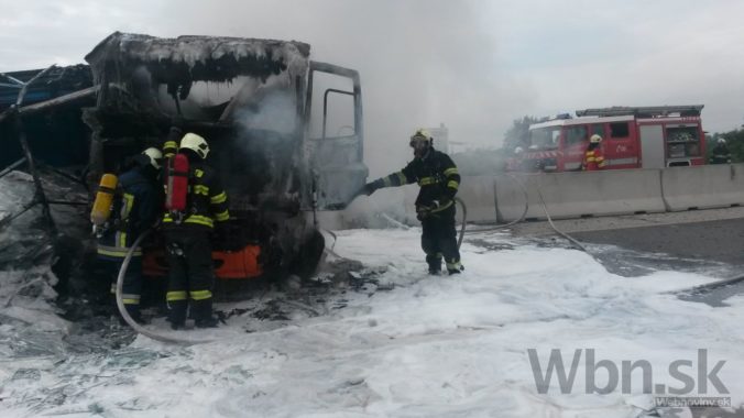 Na D1 pri Bratislave sa zrazilo sedem áut, kamión zhorel