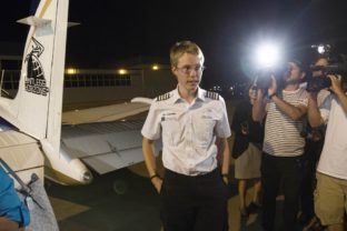 Najmladší pilot, ktorý sám obletel svet, má len 19 rokov